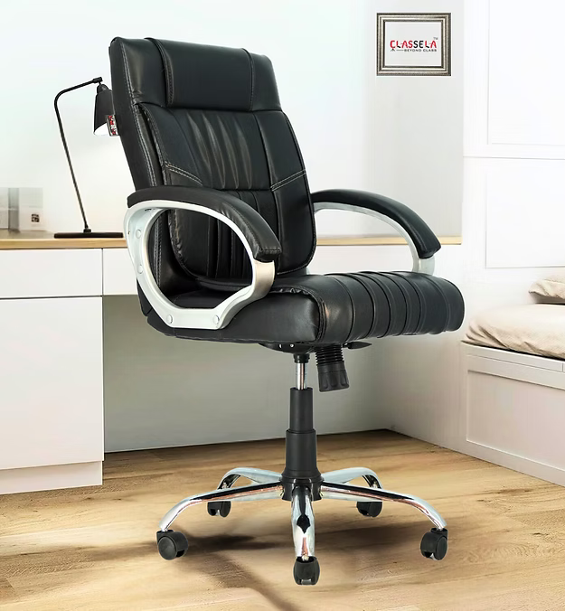Black office chair with chrome base in a room setting, featuring the Classela logo.